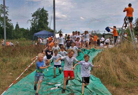 Ein „Schlamm-Run“ bildete den Höhepunkt der Aktionswoche "Ferien ohne Koffer" des EC Remchingen.