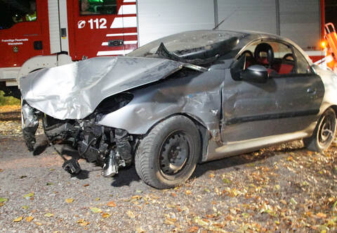Nach einer Verfolgungsjagd durch Wiernsheim ist das Fluchtauto komplett zerstört.