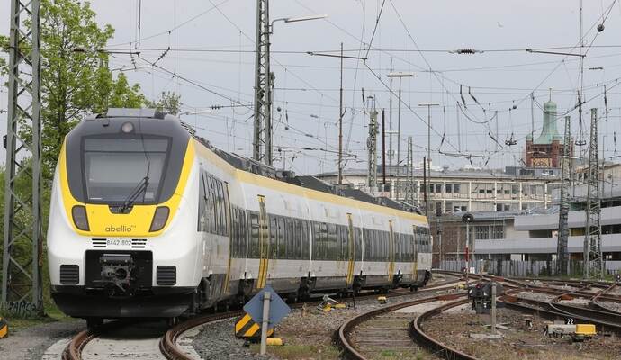 Für mehrere Stunden ging am Donnerstagmorgen auf der Bahnstrecke zwischen Karlsruhe und Stuttgart nichts. Seit 10 Uhr können Züge aber wie gewohnt wieder fahren. Für mehrere Stunden ging am Donnerstagmorgen auf der Bahnstrecke zwischen Karlsruhe und Stuttgart nichts. Seit 10 Uhr können Züge aber wie gewohnt wieder fahren.