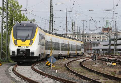 Für mehrere Stunden ging am Donnerstagmorgen auf der Bahnstrecke zwischen Karlsruhe und Stuttgart nichts. Seit 10 Uhr können Züge aber wie gewohnt wieder fahren.