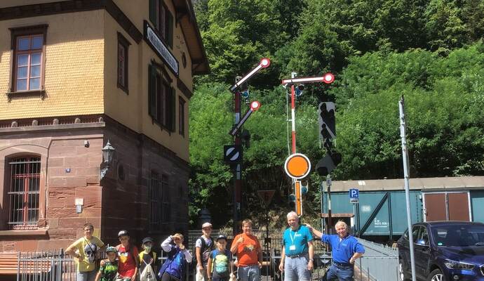 Rüdiger Baumann, Matthias Lieb (von rechts) und die Teilnehmer des Maulbronner Kinderferienprogramms am Bahnhof Weißenstein.