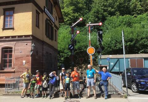 Rüdiger Baumann, Matthias Lieb (von rechts) und die Teilnehmer des Maulbronner Kinderferienprogramms am Bahnhof Weißenstein.