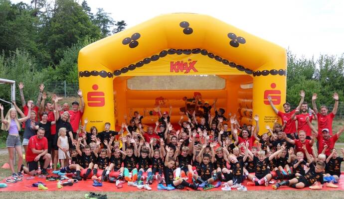 „Zusammen wollen wir Spaß haben, wir sind ein Team“, rufen die Kinder den Camp-Slogan. „Zusammen wollen wir Spaß haben, wir sind ein Team“, rufen die Kinder den Camp-Slogan.