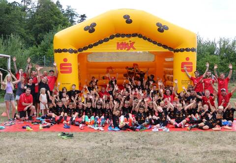 „Zusammen wollen wir Spaß haben, wir sind ein Team“, rufen die Kinder den Camp-Slogan.