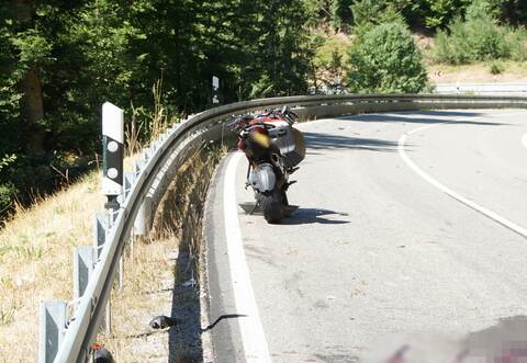 Der Fahrer wurde gegen die Leitplanke abgewiesen und schwerst verletzt.