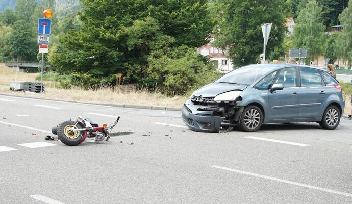 Völlig demoliert: der Citroen des Unfallverursachers sowie das Kleinkraftrad.