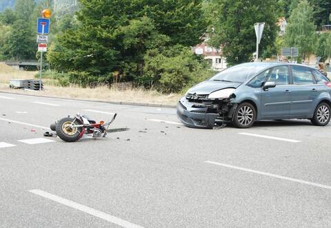 Völlig demoliert: der Citroen des Unfallverursachers sowie das Kleinkraftrad.