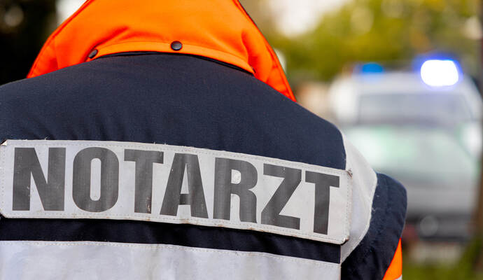 Aus bislang ungeklärter Ursache geriet die Frau versehentlich auf das Gaspedal ihres Autos mit Automatikgetriebe. Durch das Durchtreten des Gaspedals fuhr sie mit ihrem Fahrzeug auf den Gehweg und erfasste von hinten frontal den dort laufenden Fußgänger. Aus bislang ungeklärter Ursache geriet die Frau versehentlich auf das Gaspedal ihres Autos mit Automatikgetriebe. Durch das Durchtreten des Gaspedals fuhr sie mit ihrem Fahrzeug auf den Gehweg und erfasste von hinten frontal den dort laufenden Fußgänger.