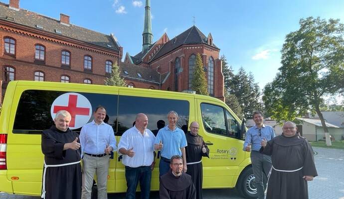 Die Übergabe des Rettungswagens in Breslau: Bruder Waldemar, Dr. Stefan Pfeiffer, Rainer Speidel, Martin Kollmar, Bruder Rafael (kniend), Pater Alard, Michael Craiss, Bruder Jan (von links).