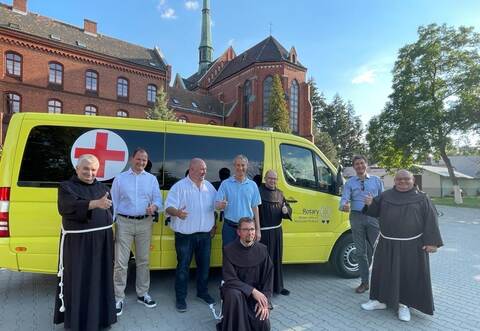 Die Übergabe des Rettungswagens in Breslau: Bruder Waldemar, Dr. Stefan Pfeiffer, Rainer Speidel, Martin Kollmar, Bruder Rafael (kniend), Pater Alard, Michael Craiss, Bruder Jan (von links).