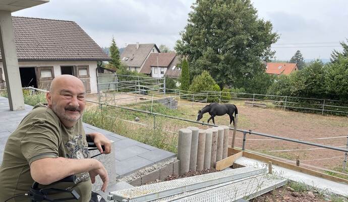 Nachbarpferd Sissy ist an manchen Tagen die einzige Gesellschaft des krebskranken André Müller aus Dobel, der eine letzte Reise machen will. Nachbarpferd Sissy ist an manchen Tagen die einzige Gesellschaft des krebskranken André Müller aus Dobel, der eine letzte Reise machen will.
