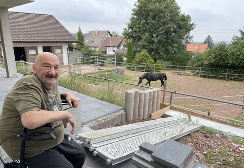 Nachbarpferd Sissy ist an manchen Tagen die einzige Gesellschaft des krebskranken André Müller aus Dobel, der eine letzte Reise machen will.