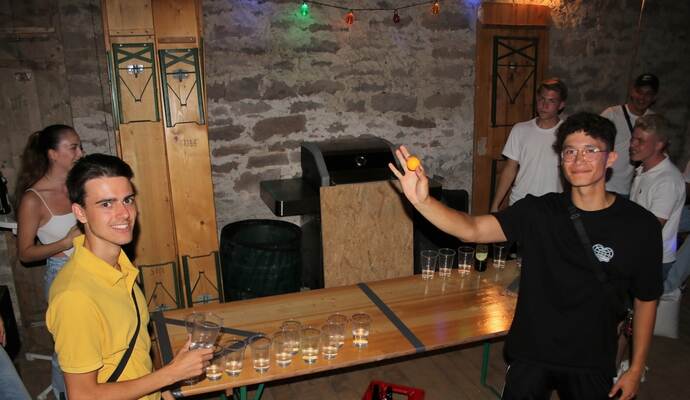 Für den guten Zweck planen und veranstalten die Studenten Ivan Sachau (links) und Johannes Scheufler (rechts) ein privates Bier Pong-Spiel. Foto: Zachmann