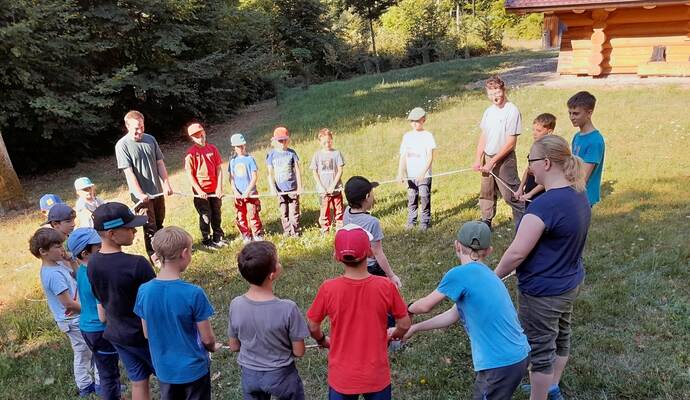 Auch Teamgeist ist im Wald wichtig und wurde den Kindern daher spielerisch von der Waldpädagogin Susanne Kienzle (rechts) und ihren Kollegen Felix Ost (links) und Matthias Bäuerle und vermittelt. Foto: Enz/Susanne Kienzle Auch Teamgeist ist im Wald wichtig und wurde den Kindern daher spielerisch von der Waldpädagogin Susanne Kienzle (rechts) und ihren Kollegen Felix Ost (links) und Matthias Bäuerle und vermittelt. Foto: Enz/Susanne Kienzle