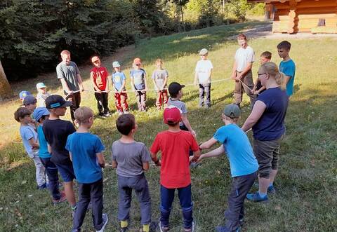 Auch Teamgeist ist im Wald wichtig und wurde den Kindern daher spielerisch von der Waldpädagogin Susanne Kienzle (rechts) und ihren Kollegen Felix Ost (links) und Matthias Bäuerle und vermittelt. Foto: Enz/Susanne Kienzle