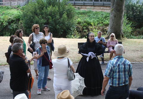 Lea Ammertal führt die Interessierten durch Stadt und Kurpark und liest aus den Briefen Clara Schumanns.  Foto: Biermayer