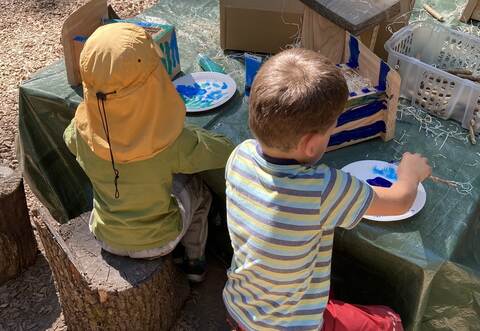 Kreativ gestaltet werden die Insektenhotels von den Kindern. Foto: Nabu