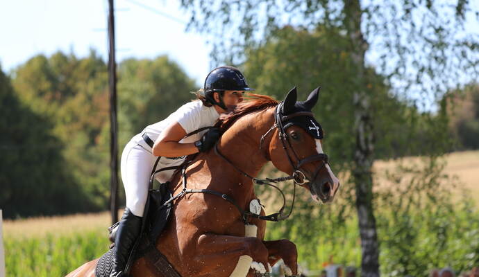 Sprang in Köngisbach an die Spitze: Maren Steinhilper mit ihrer Stute Bibi Blocksberg. Foto: Faulhaber