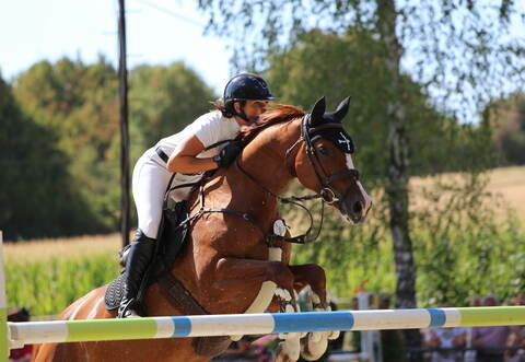 Sprang in Köngisbach an die Spitze: Maren Steinhilper mit ihrer Stute Bibi Blocksberg. Foto: Faulhaber