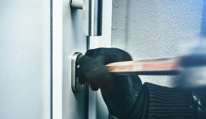 Ein unbekannter Einbrecher versuchte am Dienstag in einer Praxis in der Dieselstraße einzubrechen. masked burglars breaking and entering into a victim's home
