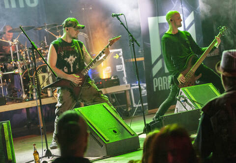 Die Band „Parasite Inc“, eine Melodic-Death-Metal-Band aus Aalen, heizt dem Publikum ordentlich ein. Foto: Fotomoment
