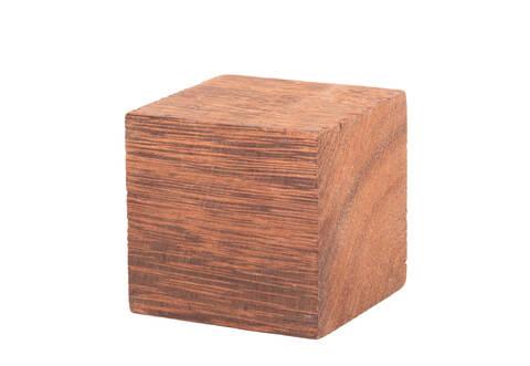 Ein von einem Anhänger gefallener Holzklotz hat in Calmbach einen Unfall verursacht.