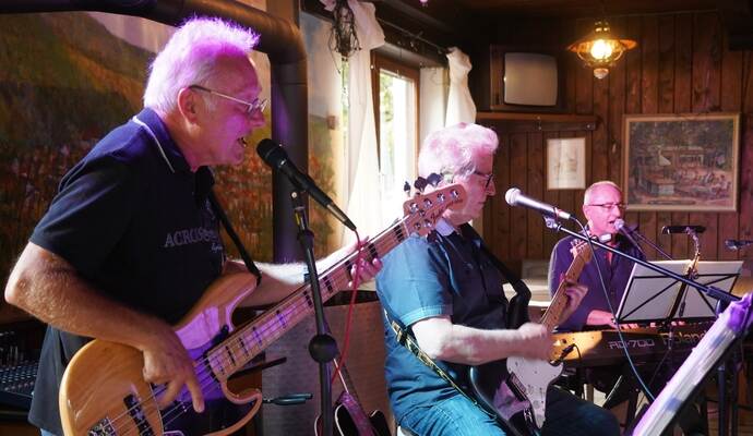 Haben das Publikum im Griff: Bassist Peter Helmling, Gitarrist Eckhard Ocker und Keyboarder Thomas Augenstein (von links), die sich selbst seit 25 Jahren "Faltenrocker" nennen. Haben das Publikum im Griff: Bassist Peter Helmling, Gitarrist Eckhard Ocker und Keyboarder Thomas Augenstein (von links), die sich selbst seit 25 Jahren "Faltenrocker" nennen.
