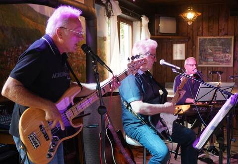 Haben das Publikum im Griff: Bassist Peter Helmling, Gitarrist Eckhard Ocker und Keyboarder Thomas Augenstein (von links), die sich selbst seit 25 Jahren "Faltenrocker" nennen.