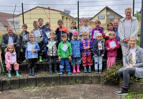 Der Liberale Rainer Semet (hinten links) hat sich im Sommer auf Augenhöhe mit dem Wählernachwuchs in Göbrichen getroffen. Foto: Claudius Schillinger