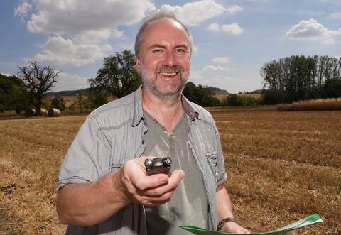 Peter Löffelad ist den traditionellen Flurnamen auf der Spur. Ein Aufnahmegerät hat er immer dabei, um die richtige Aussprache aufzunehmen. Foto: Roller