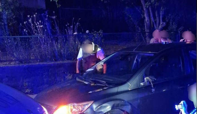 Die wilde Fahrt der Frau endete in einem Zusammenprall mit einem Streifenwagen. Die wilde Fahrt der Frau endete in einem Zusammenprall mit einem Streifenwagen.