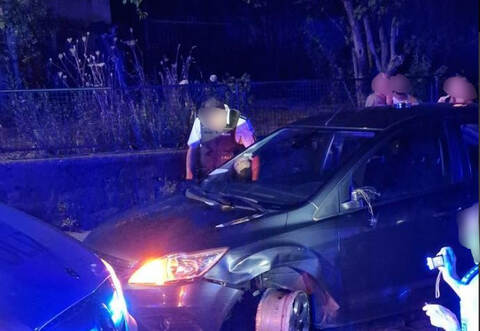 Die wilde Fahrt der Frau endete in einem Zusammenprall mit einem Streifenwagen.