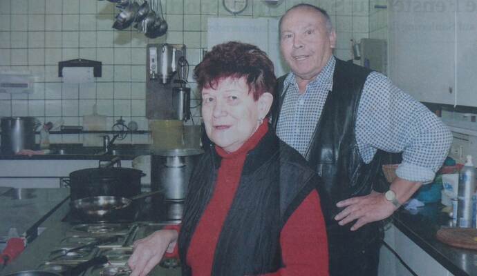 Erinnerungen an schöne Zeiten, als Renate und Heinz Nonnenmacher 28 Jahre lang die Sportgaststätte des FV08 Göbrichen bewirtschafteten. Foto: Dietrich Erinnerungen an schöne Zeiten, als Renate und Heinz Nonnenmacher 28 Jahre lang die Sportgaststätte des FV08 Göbrichen bewirtschafteten. Foto: Dietrich