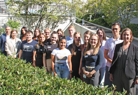 Die Nachwuchskräfte wurden von Landrats-Vize Hilde Neidhardt (rechts) und Ausbildungsleiter Michael Fink (links) in ihrer neuen Wirkungsstätte begrüßt. Foto: Enzkreis/P. .Joos