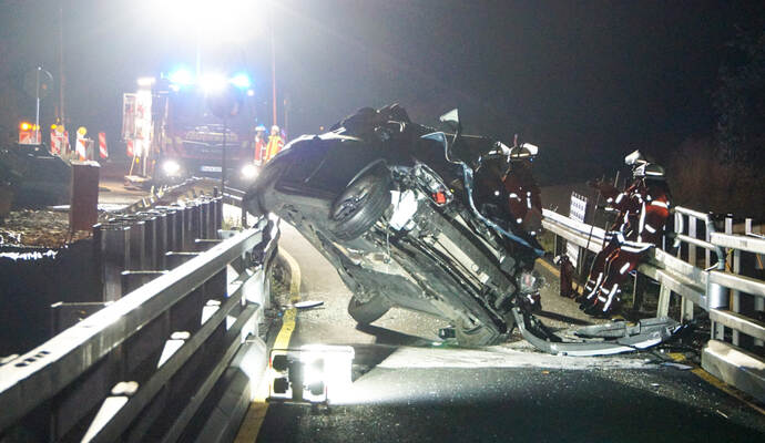 Bei dem schweren Unfall wurde das Dach des Autos abgerissen.