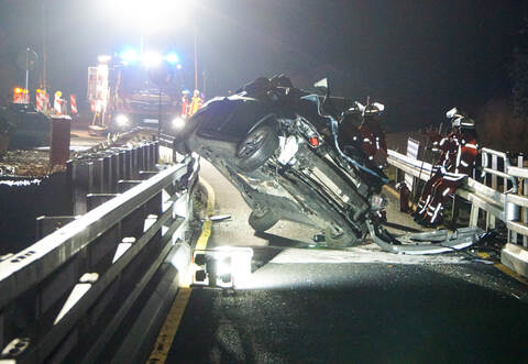 Bei dem schweren Unfall wurde das Dach des Autos abgerissen.