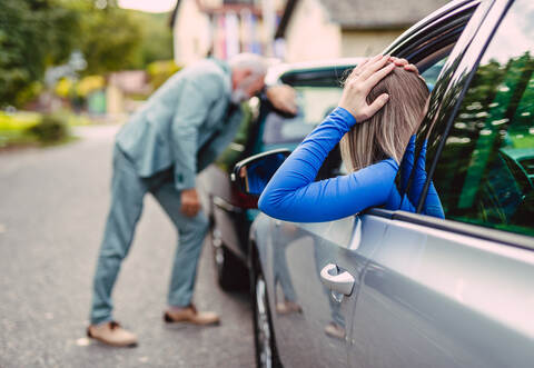 Wer ist dem anderen ins Auto gefahren? Das muss die Polizei in Mühlacker nach einem Unfall auf der B10 klären.