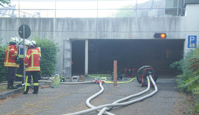 Ein Auto in der Tiefgarage in Langensteinbach brannte aus. Ein Auto in der Tiefgarage in Langensteinbach brannte aus.