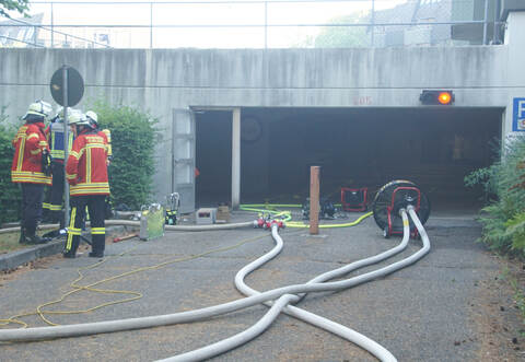 Ein Auto in der Tiefgarage in Langensteinbach brannte aus.