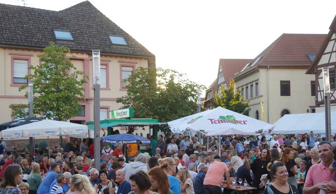 Der Marktplatz ist voll: Am Samstagabend herrschte beste Stimmung in der Königsbacher Ortsmitte, als dort die „Faltenrocker“ aufgetreten sind. Foto: Roller