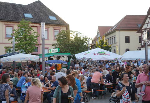 Der Marktplatz ist voll: Am Samstagabend herrschte beste Stimmung in der Königsbacher Ortsmitte, als dort die „Faltenrocker“ aufgetreten sind. Foto: Roller