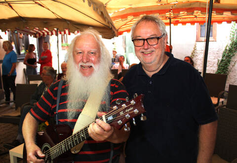 Sepp, das Original (links) und Gerd Schweizer von Urfaust freuen sich am Samstag in Knittlingen über den guten Besuch des Konzertes.  Foto: Prokoph