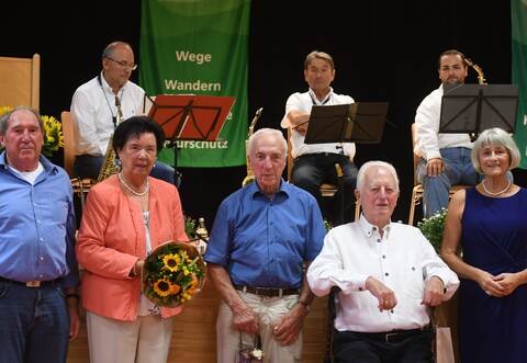 Zweite Ehrung der 50-Jahre-langen Mitglieder Friede Sickinger, Erwin Kindler und Manfred Beck (Mitte, von links nach rechts) durch den zweiten Vorsitzenden Gotthilf Schneider (links) und die erste Vorsitzende Brigitte Lassenberger des Schwarzwaldvereins Würmtal.  Foto: Morelli