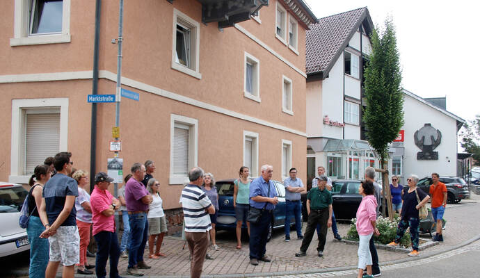 Zukünftig viel tun soll sich insbesondere an der Singener Markstraße, wie Remchingens Bürgermeister-Stellvertreter Kurt Ebel (CDU, Mitte, im blauen Hemd) bei einer Führung durch den Ortsteil erklärt.
