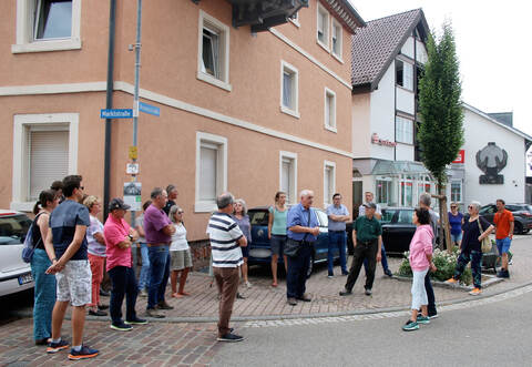 Zukünftig viel tun soll sich insbesondere an der Singener Markstraße, wie Remchingens Bürgermeister-Stellvertreter Kurt Ebel (CDU, Mitte, im blauen Hemd) bei einer Führung durch den Ortsteil erklärt.