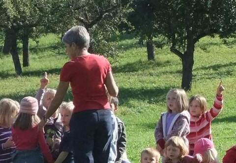 Ein Unterricht inmitten von Streuobstwiesen.