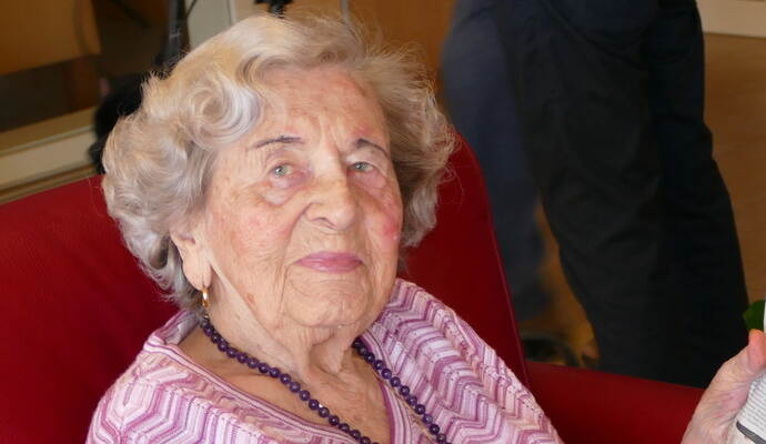 Hält sich durch tägliche Zeitungslektüre geistig fit: Gertrude Sauer feiert ihren 104. Geburtstag.