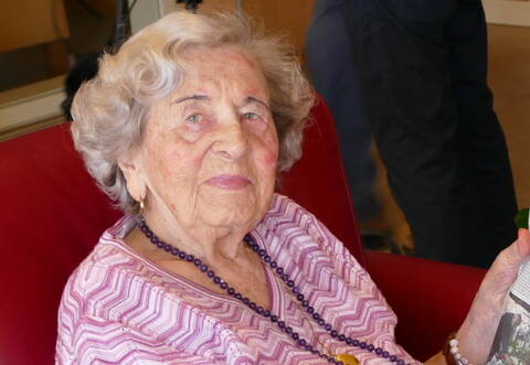 Hält sich durch tägliche Zeitungslektüre geistig fit: Gertrude Sauer feiert ihren 104. Geburtstag.