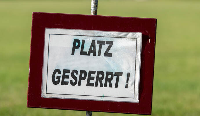 Platz gesperrt Schild auf einem Fußballplatz