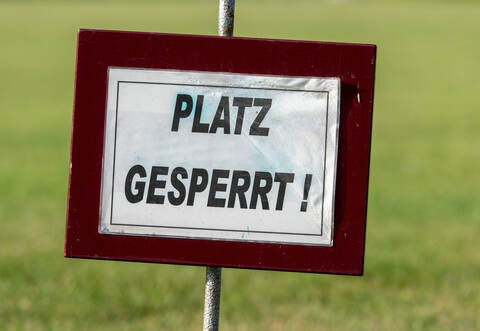 Platz gesperrt Schild auf einem Fußballplatz